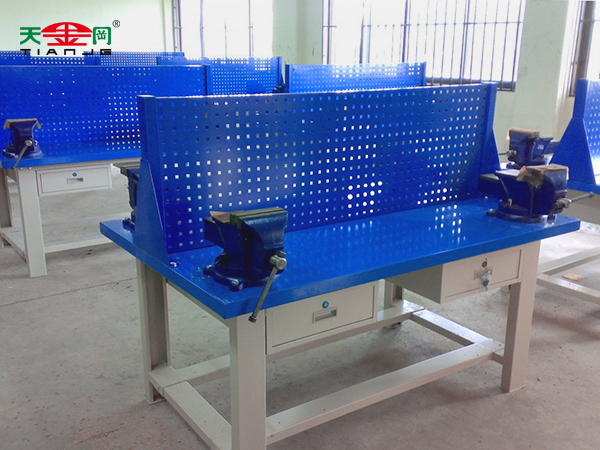 天金岡臺虎鉗工作桌--客戶場景