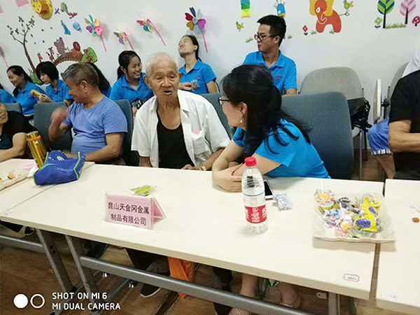 天金岡總經理與老人暢談