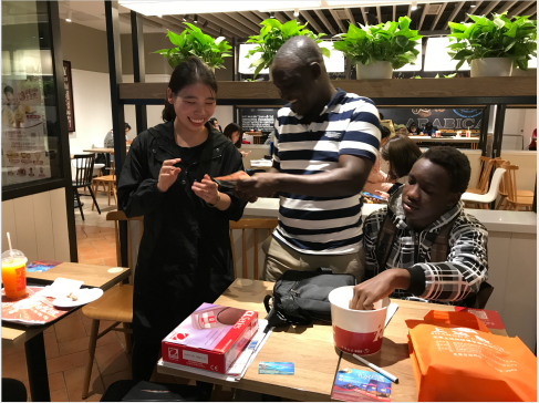 工具柜廠家天金岡外貿專員與國外客戶合影