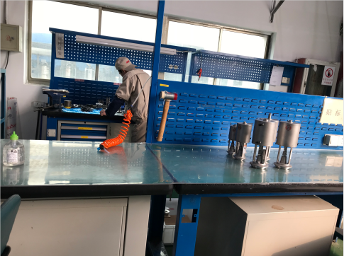 天金岡鉗工桌--客戶(hù)場(chǎng)景